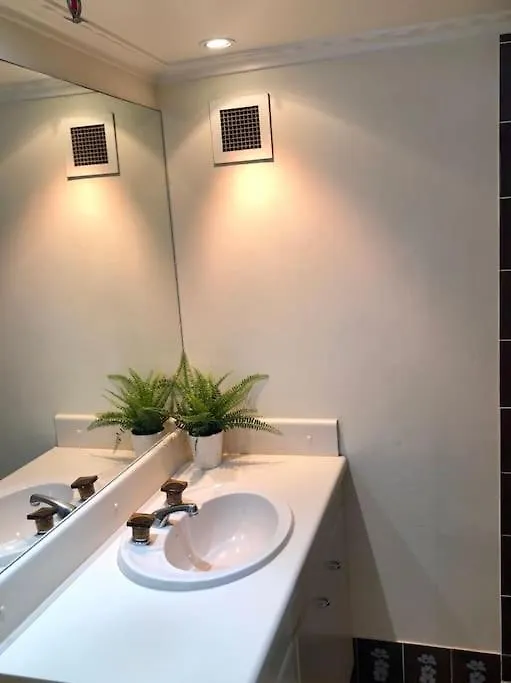 2Br Beachfront Family Friendly Surfers Apartment Gold Coast Australia