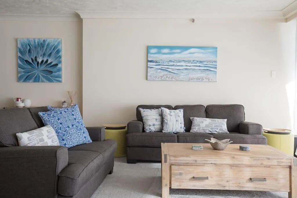 2Br Beachfront Family Friendly Surfers Apartment Gold Coast