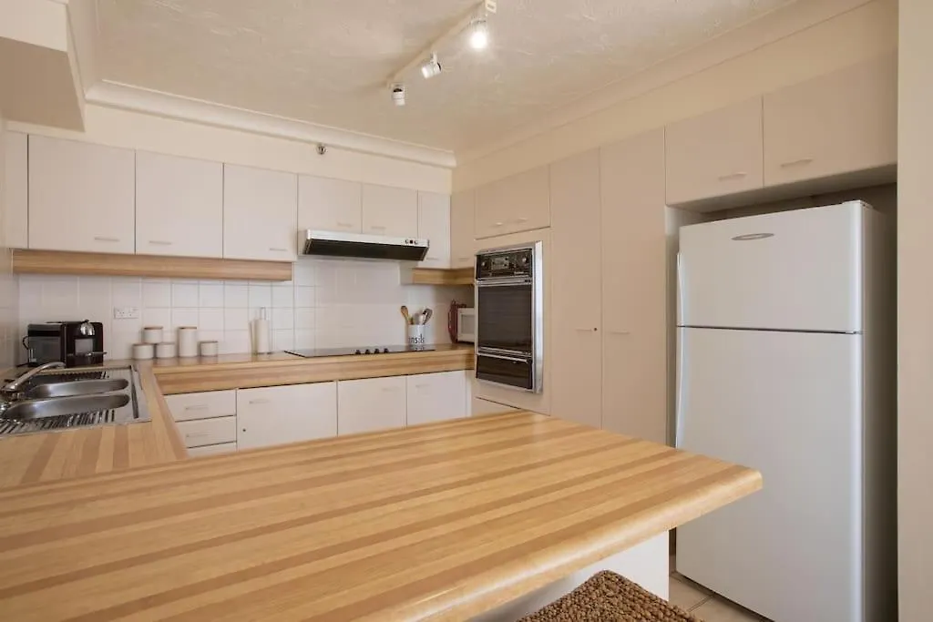 2Br Beachfront Family Friendly Surfers Apartment Gold Coast