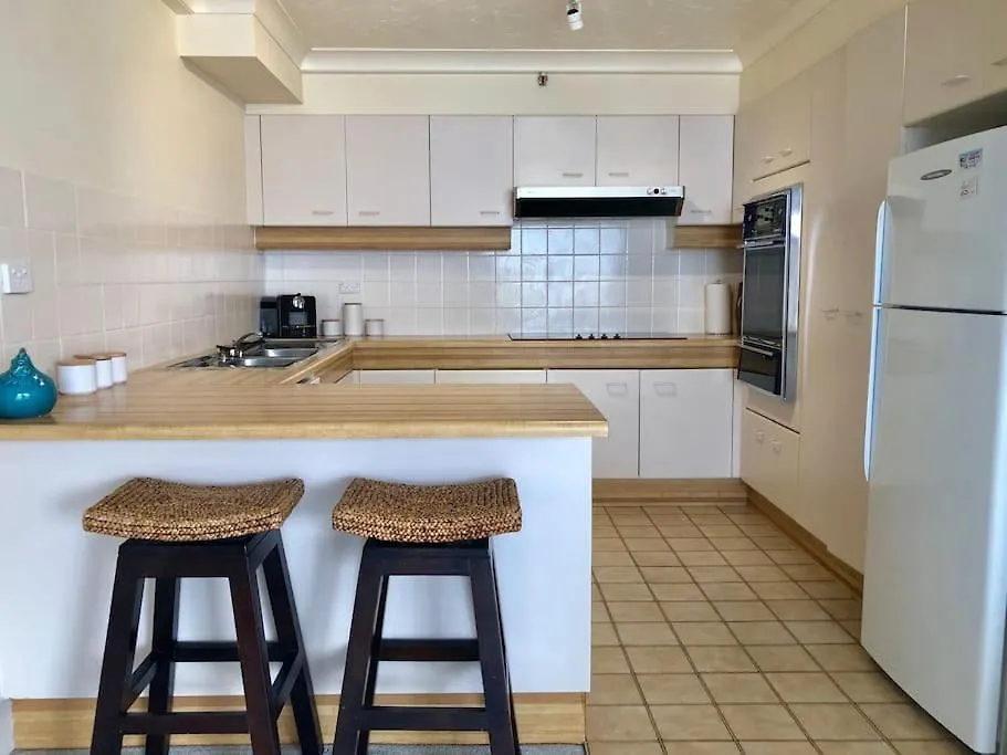 2Br Beachfront Family Friendly Surfers Apartment Gold Coast
