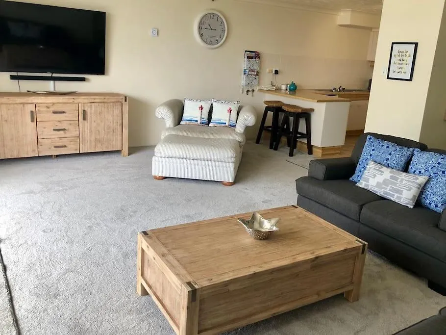 2Br Beachfront Family Friendly Surfers Apartment Gold Coast