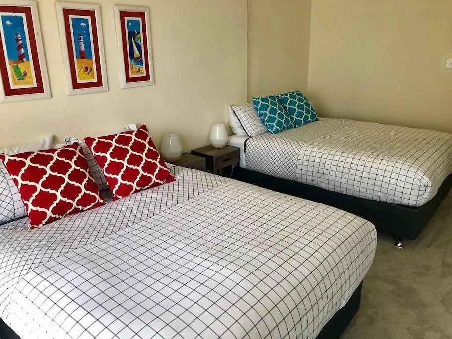 2Br Beachfront Family Friendly Surfers Apartment Gold Coast